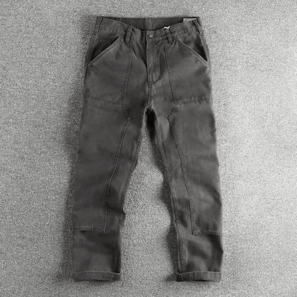 Achteraanzicht van de groene katoenen utility broek, met zicht op de achterzakken en de algemene snit.