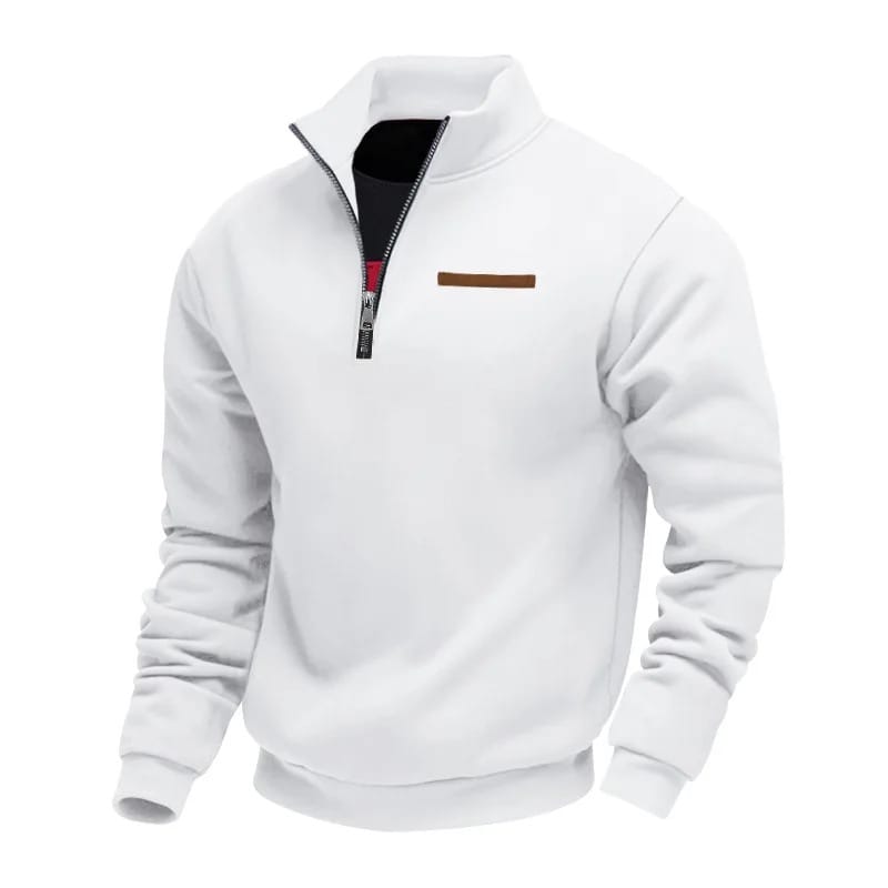Man draagt de comfortabele sweater ontspannen over een T-shirt, ideaal voor een casual look.