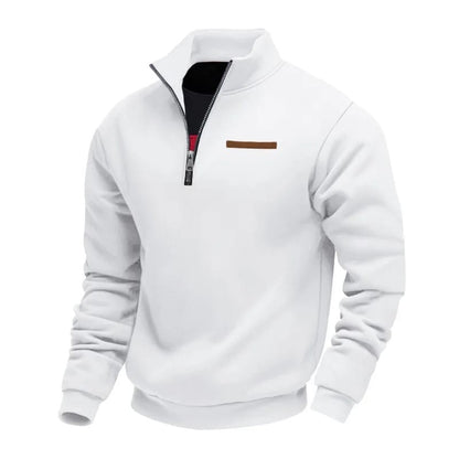 Man draagt de comfortabele sweater ontspannen over een T-shirt, ideaal voor een casual look.