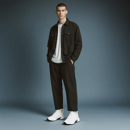 De Amara verhoogde comfort sneakers vanuit een lage hoek, benadrukkend het moderne design en de elegante lijnvoering.