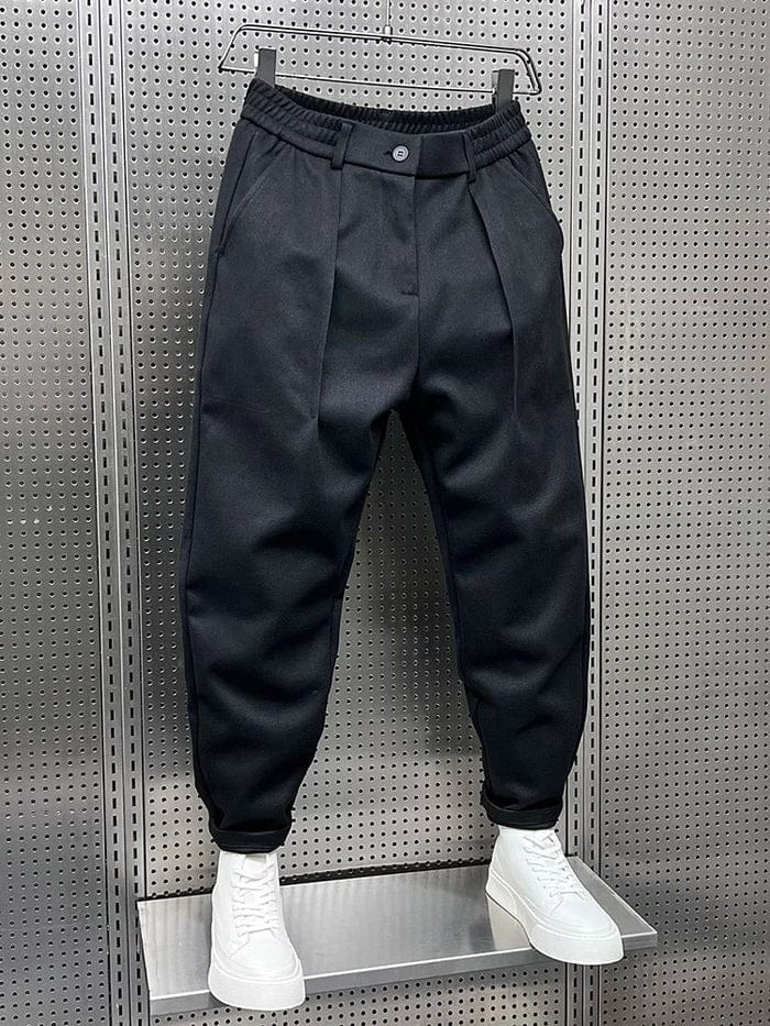 De grijze broek gecombineerd met een casual overhemd, perfect voor een stijlvolle, ongedwongen look.