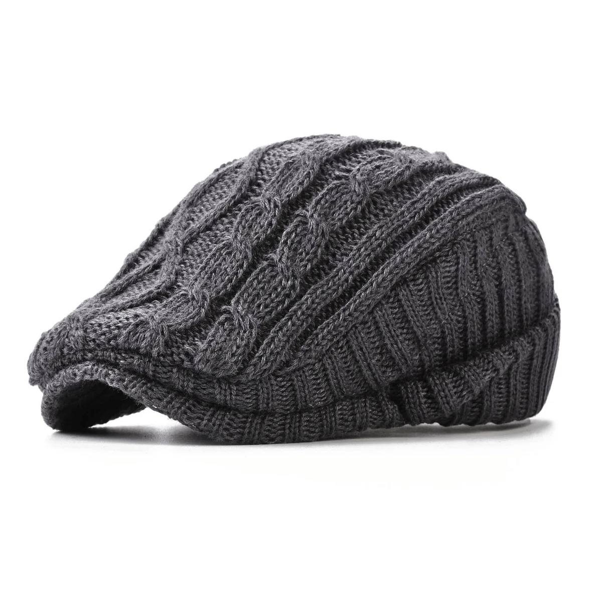 Zwarte Mick herenpet, zijprofiel, gedragen door een man in een winterse setting, toont de pasvorm en warmte.
