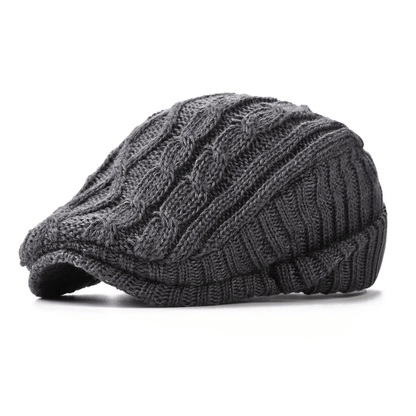 Zwarte Mick herenpet, zijprofiel, gedragen door een man in een winterse setting, toont de pasvorm en warmte.