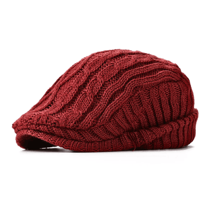 Rode Mick herenpet, gedragen in een casual buitenomgeving, combineert stijl en comfort voor een complete look.