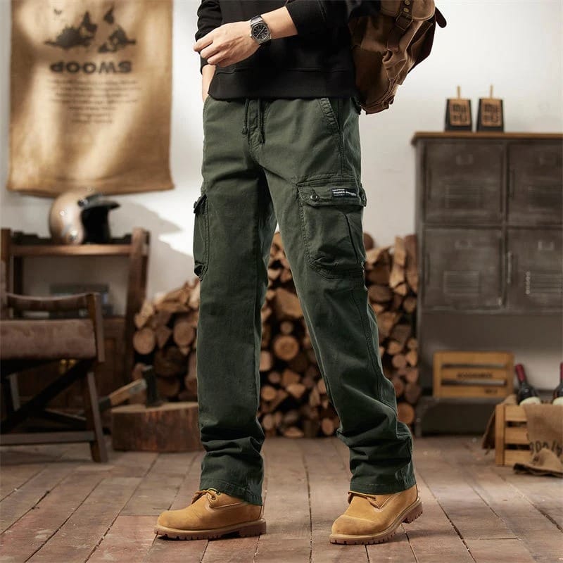 Model in een casual outfit met de groene cargobroek, ideaal voor stedelijke avonturen.