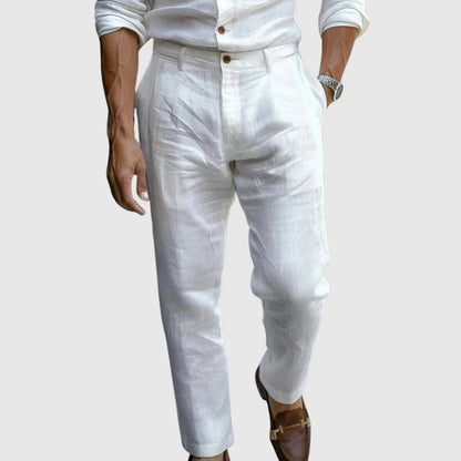 Zijaanzicht van een man die een marineblauwe linnen broek draagt, gecombineerd met een casual overhemd, perfect voor zomerse dagen.