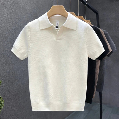 Achteraanzicht van het Jasper ademende gebreide poloshirt in bruin, met aandacht voor de soepele valling.