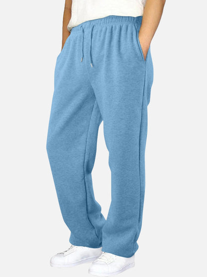 De apricotkleurige fleece broek, op een hanger, zonder kreukels, presenteert de broek in een studio-setting.