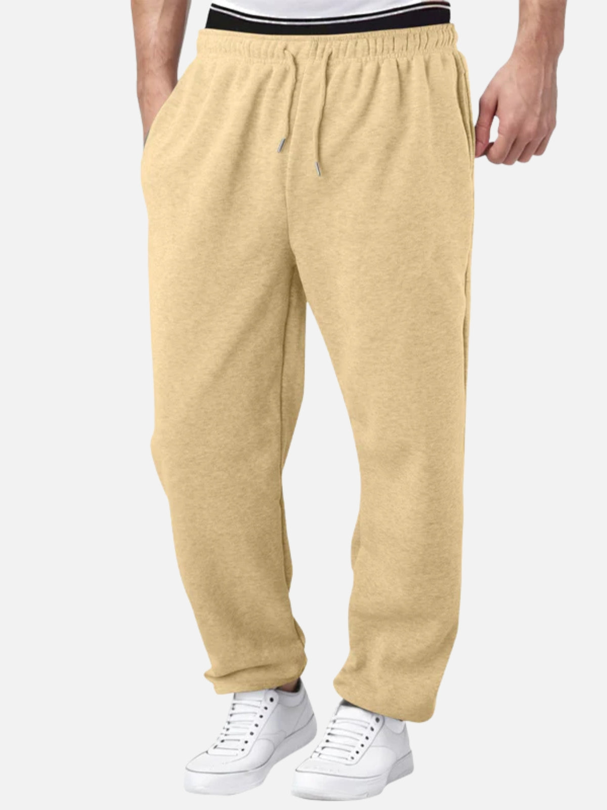 Close-up van de tailleband van de zwarte fleece broek met het trekkoord, benadrukt de verstelbaarheid en functionaliteit.