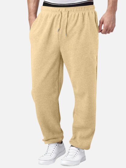 Close-up van de tailleband van de zwarte fleece broek met het trekkoord, benadrukt de verstelbaarheid en functionaliteit.