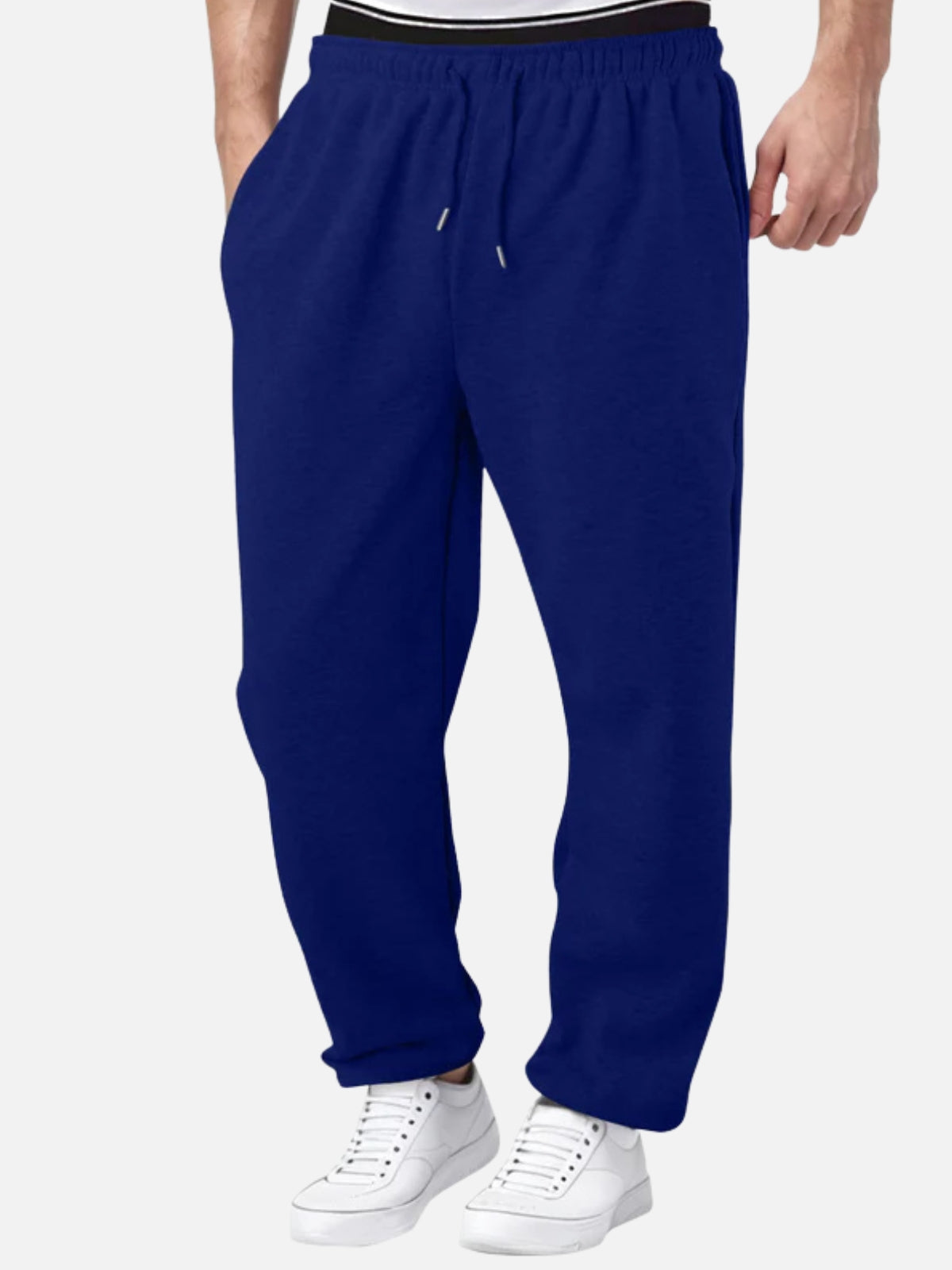 Stapel van verschillende kleuren fleece broeken (zwart, lichtgrijs, marineblauw), netjes opgevouwen, toont de beschikbare opties.