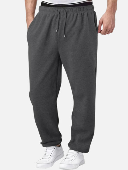 Detail van de zoom van de rechte pijp van de roze fleece broek, met focus op de afwerking en de dikte van het materiaal.
