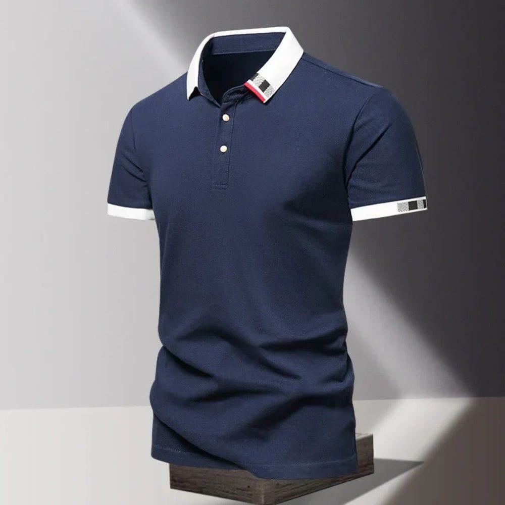Zijaanzicht van het zwarte gestructureerde piqué shirt, waarbij de strakke, getailleerde pasvorm goed tot uiting komt.