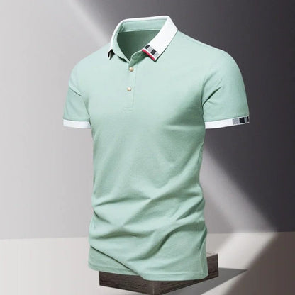 Achterkant van het gele gestructureerde piqué shirt, tonend de onberispelijke afwerking en de kwaliteit van het shirt.