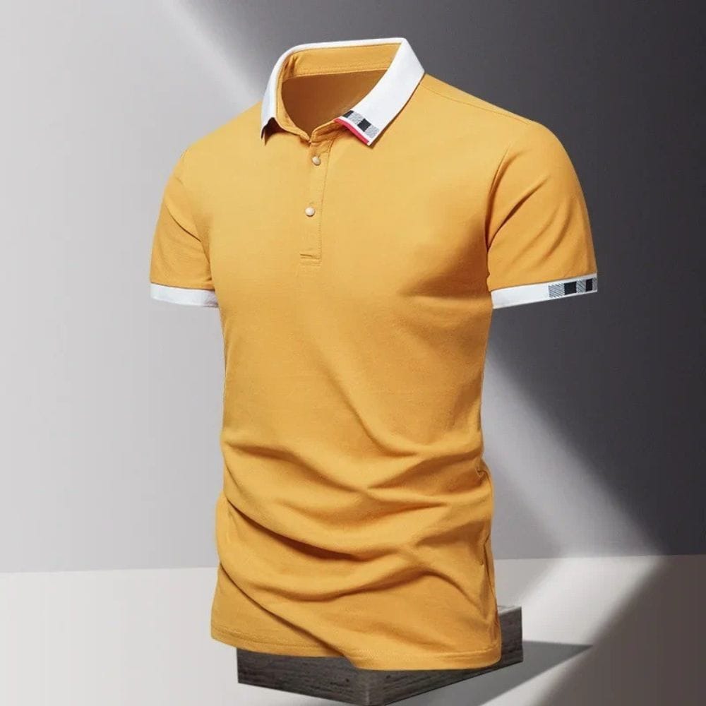 Een stapel van de verschillende kleuren gestructureerde piqué shirts, met focus op de diverse kleuropties van het shirt.