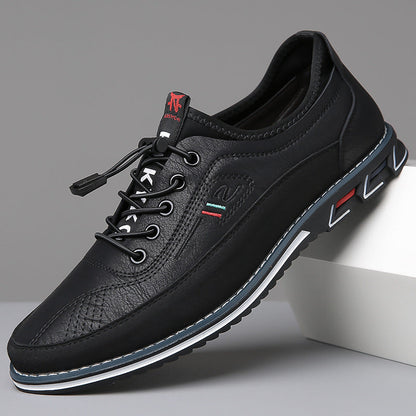 Een man die zijn vegan Oxford schoenen combineert met een casual broek, zittend op een bankje.