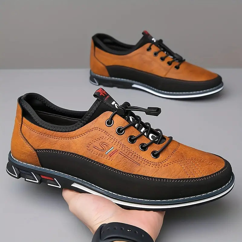 Bovenaanzicht van een paar donkerbruine vegan Oxford schoenen, netjes naast elkaar geplaatst.