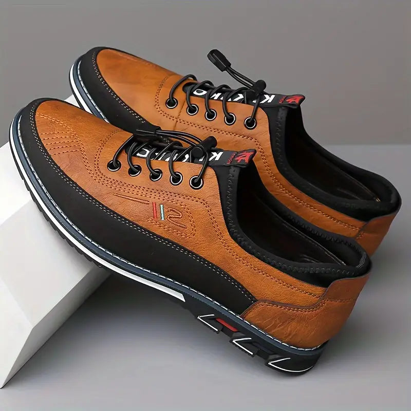 Een beige vegan Oxford schoen gedragen door een man in een zakelijke setting, staand op een houten vloer.