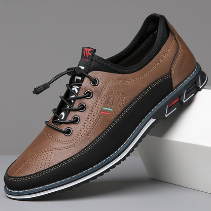 Close-up van de neus en veters van een grijze vegan Oxford schoen, met fijne stiksels zichtbaar.