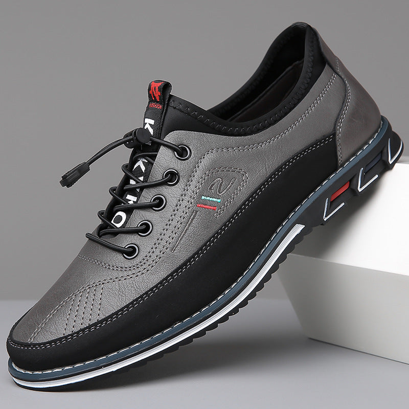 Een paar lichtbruine vegan Oxford schoenen, gefotografeerd vanuit een lage hoek om de elegantie te tonen.
