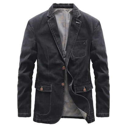 Vooraanzicht van de Jesper spijkerjas voor heren in klassiek blauw denim, met open revers en knoopsluiting.