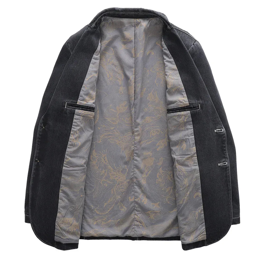 Detailopname van de gekerfde revers en de houtkleurige knopen van deze stijlvolle denim jas.