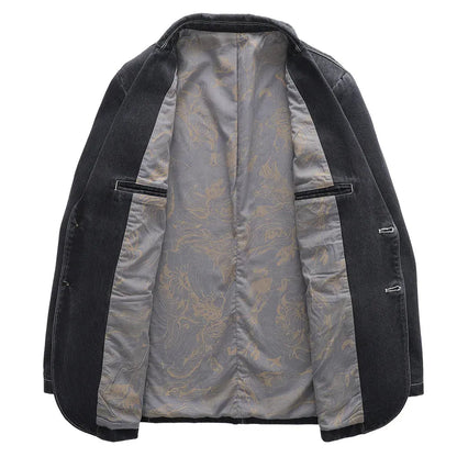 Detailopname van de gekerfde revers en de houtkleurige knopen van deze stijlvolle denim jas.
