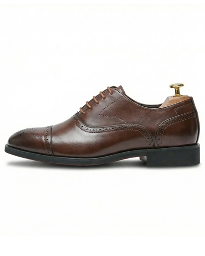 John klassieke leren Oxfordschoenen in zwart, gepresenteerd op een effen achtergrond vanuit een lichte hoek.