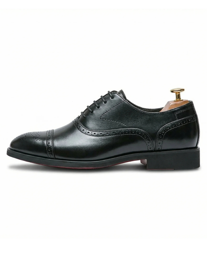 Gedetailleerde weergave van de textuur en stiksels van de premium leren Oxfordschoenen, gericht op het vakmanschap.