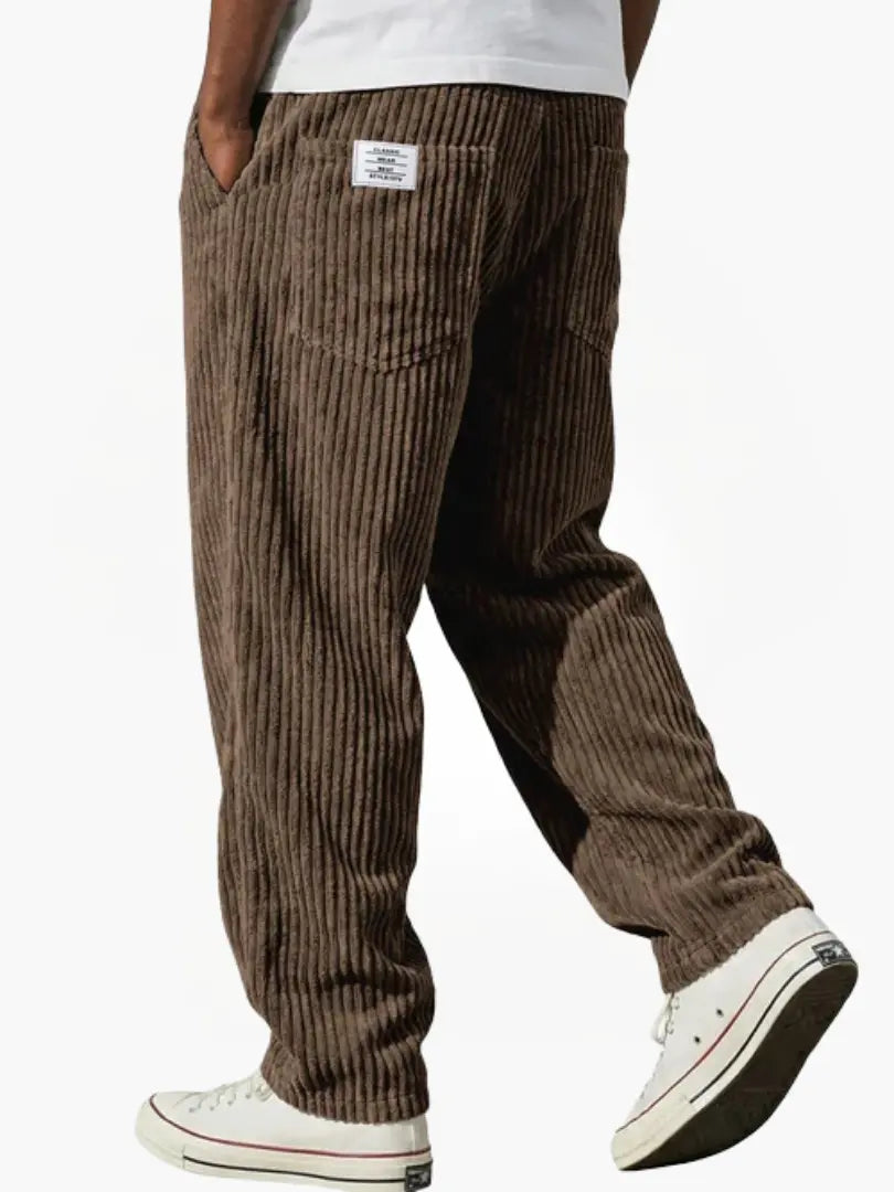 Detailopname van de onderkant van de broekspijp, met de strakke afwerking van de corduroy broek.
