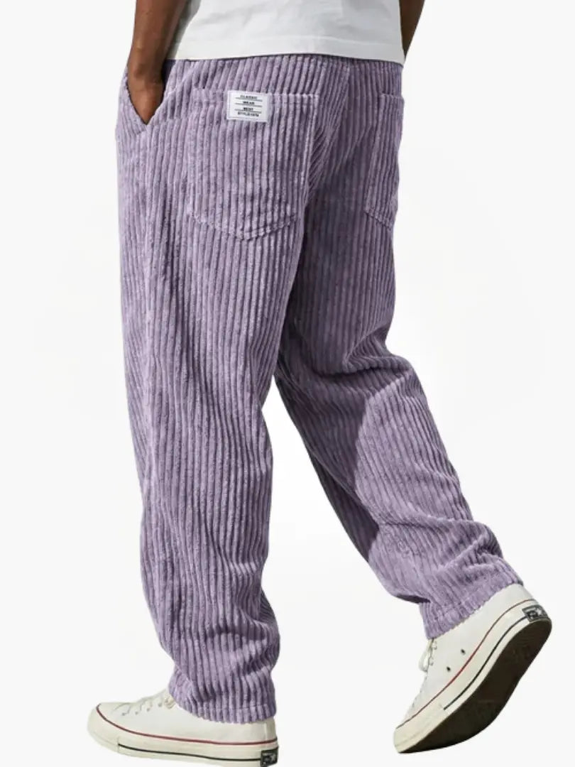 Man combineert de Jonas corduroy broek met een trui, voor een stijlvolle herfstlook.