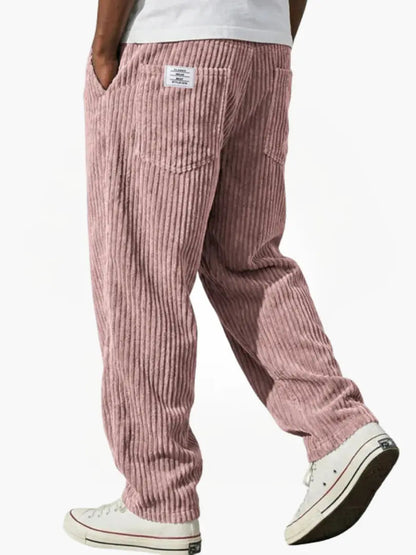Overzicht van de gehele Jonas corduroy broek, liggend plat om de stof en pasvorm te tonen.