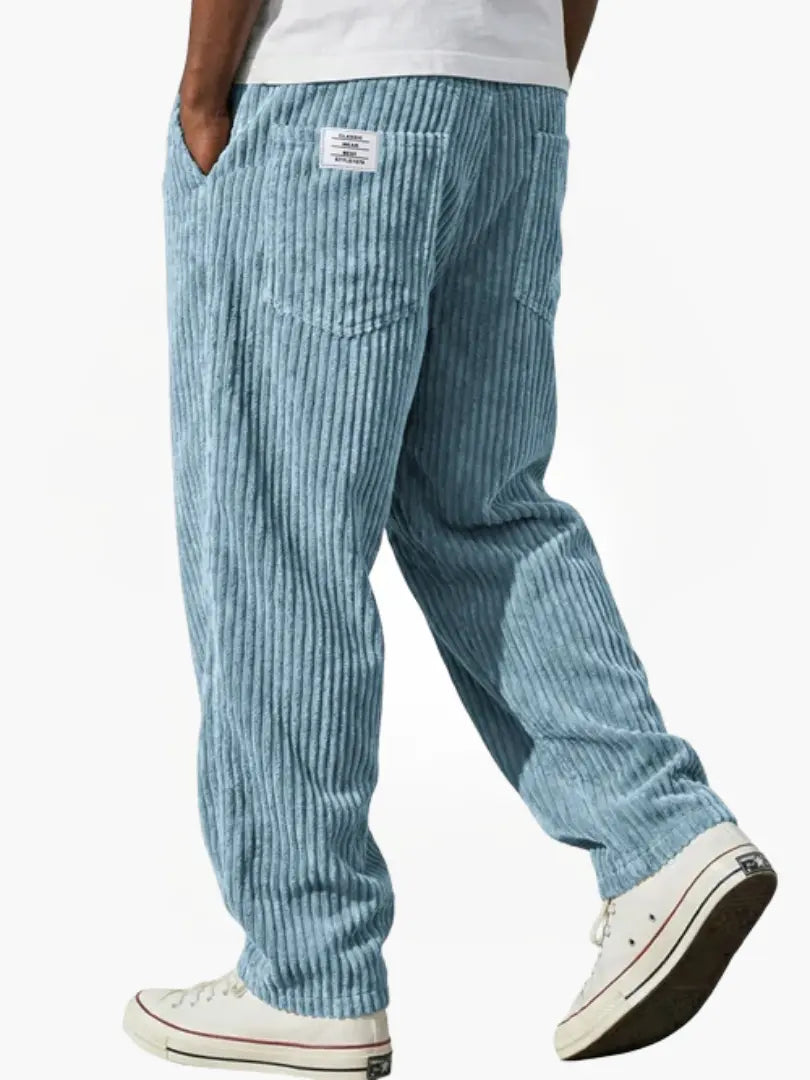 Zijprofiel van de Jonas corduroy broek in kaki, met nadruk op de casual silhouet.