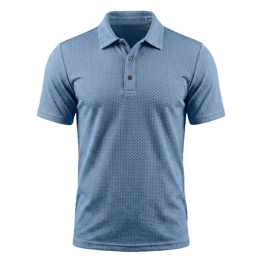 Jorin herenpoloshirt in Merlot Rot, gedragen in een stedelijke omgeving, dynamische pose