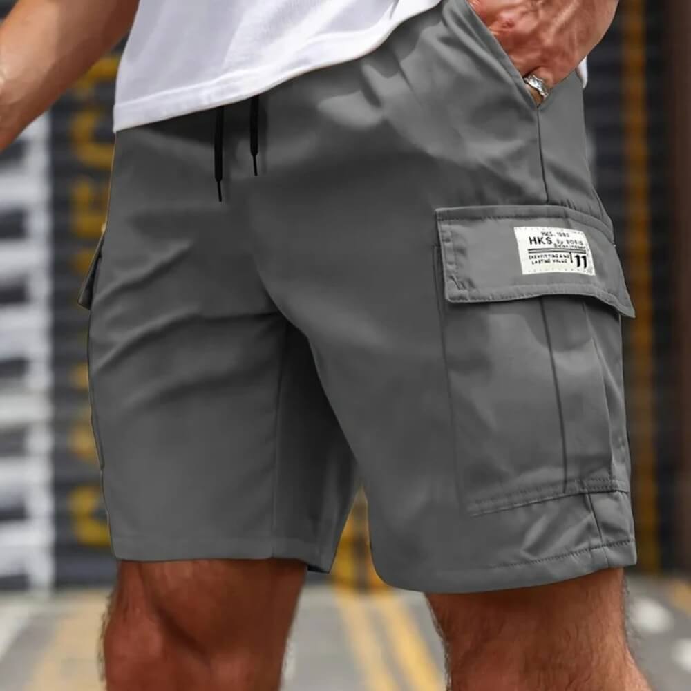 Close-up van de functionele cargozakken op de Jorin shorts voor heren, perfect voor het opbergen van essentials.