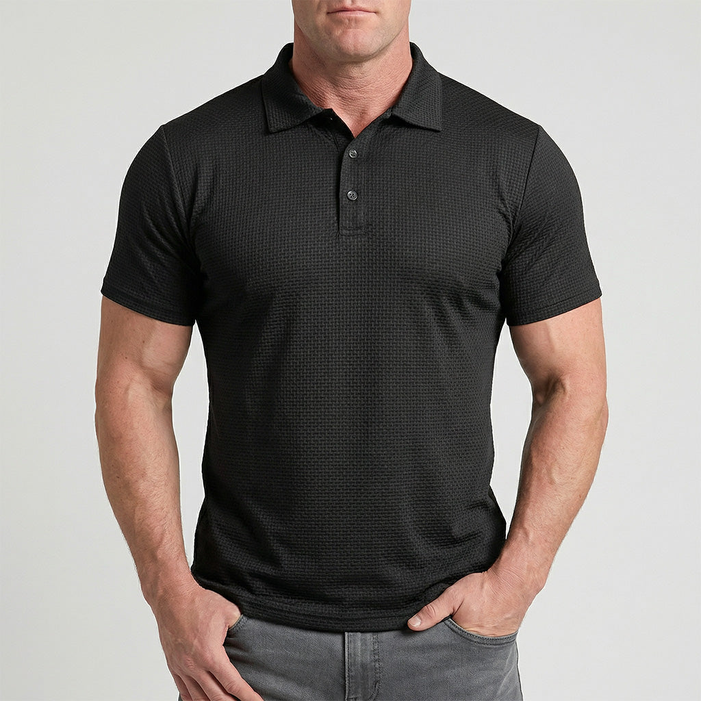 Zijaanzicht van het Jorin herenpoloshirt in Espresso Zwart, met aandacht voor de pasvorm