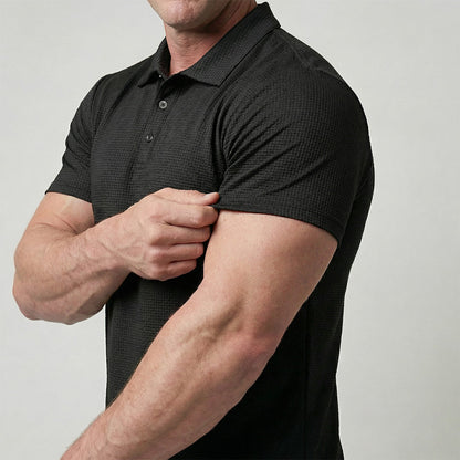 Detailopname van de stof en kraag van het Jorin herenpoloshirt in Espresso Zwart, texturen