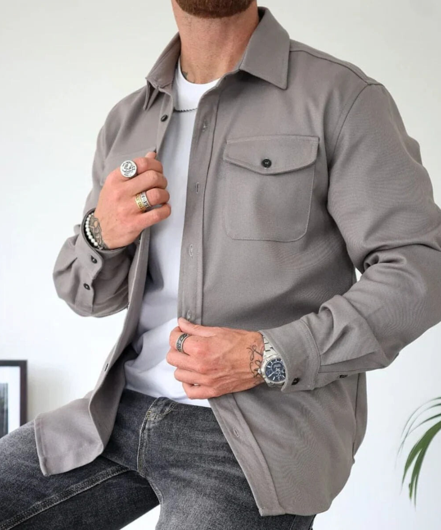 Zijaanzicht van het zwarte Jules heren overshirt, met nadruk op de pasvorm en veelzijdigheid.