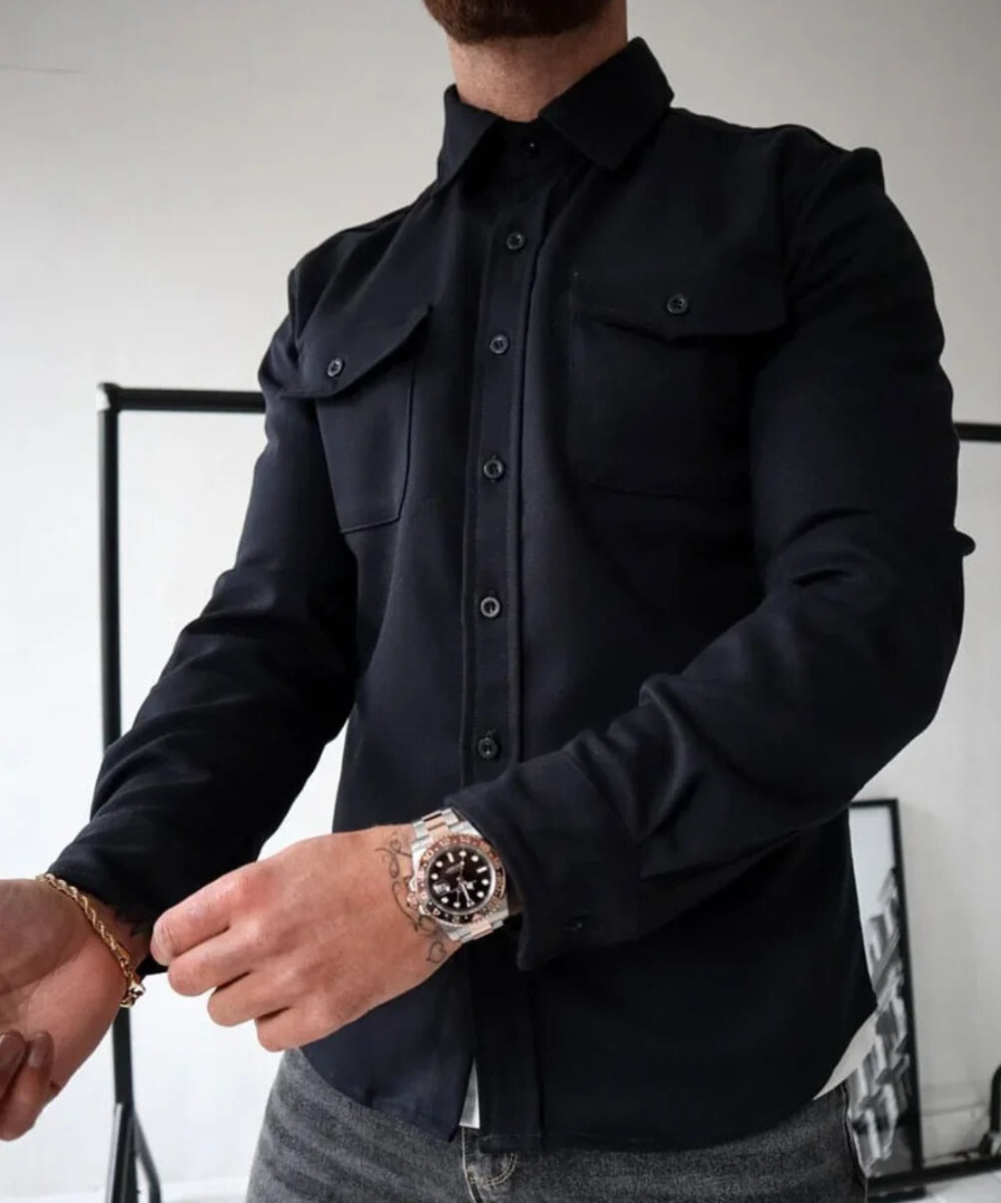 Detailopname van de stoftextuur en knopen van het Jules overshirt, voor een indruk van de kwaliteit.