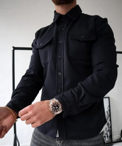 Detailopname van de stoftextuur en knopen van het Jules overshirt, voor een indruk van de kwaliteit.
