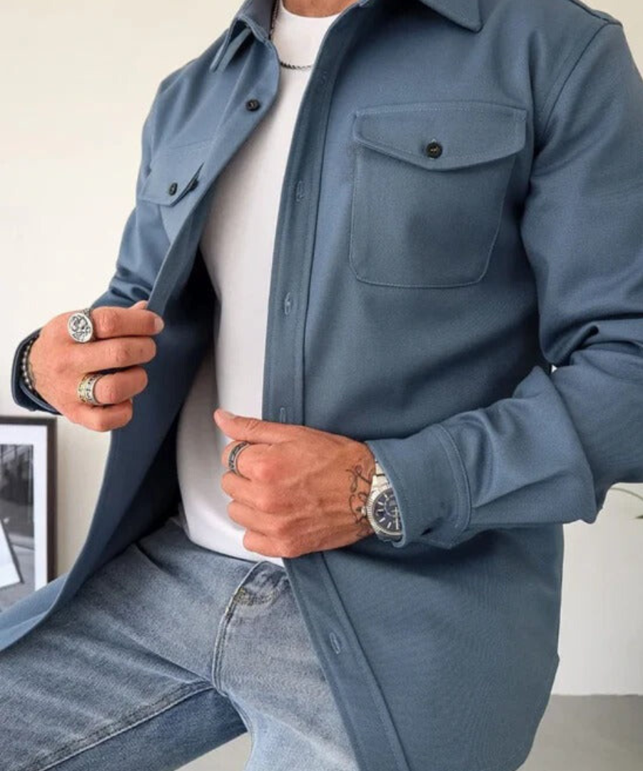 Jules overshirt in een lichte beige tint, gedragen in een casual setting, perfect voor heren.