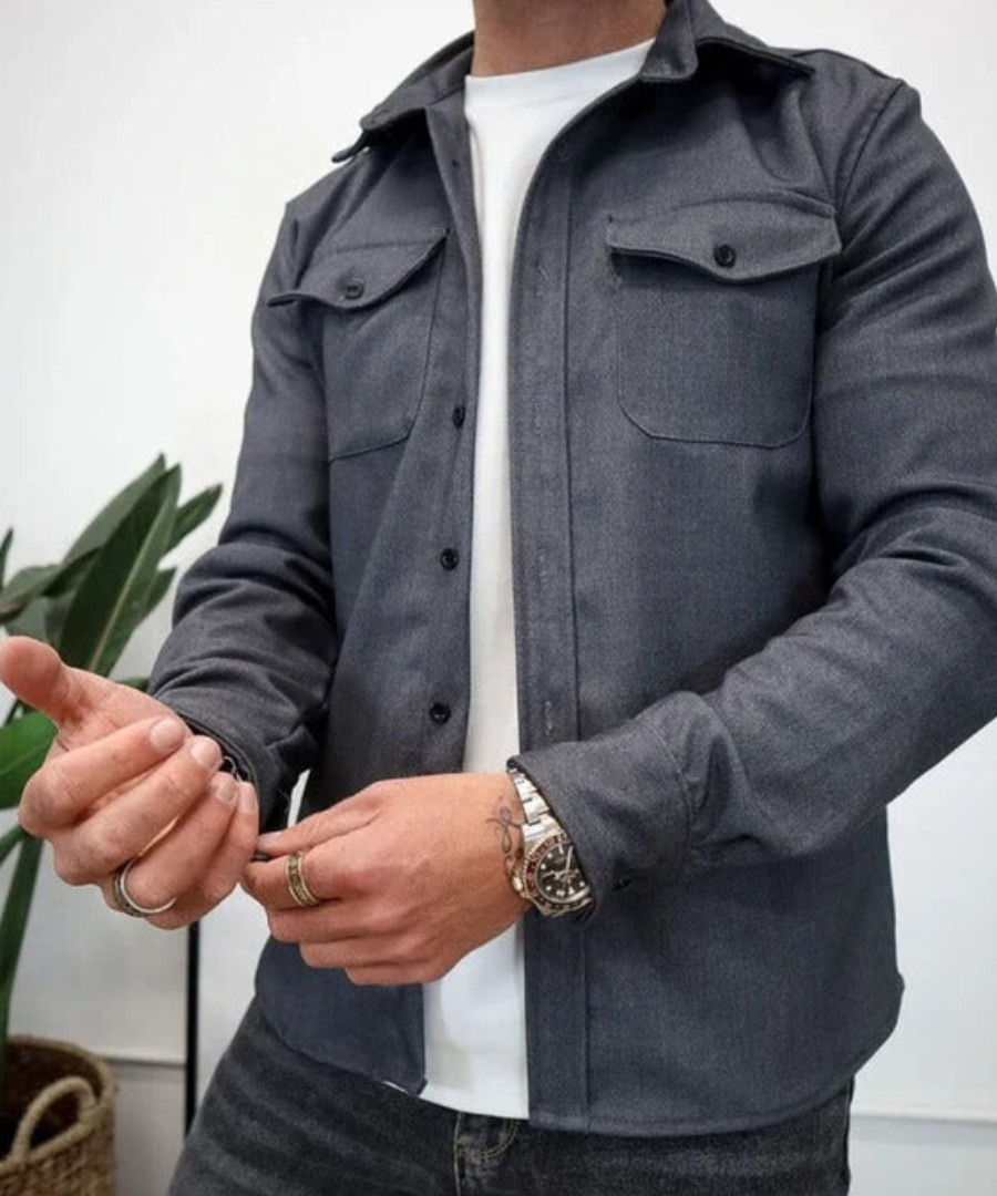 Achterkant van het Jules overshirt in het blauw, met aandacht voor de schouderlijn en afwerking.