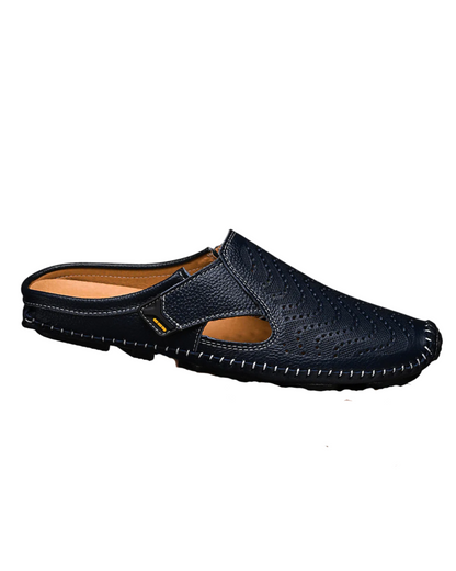 Julian leren sandalen in bruin, bovenaanzicht met de zool zichtbaar op een lichte achtergrond.