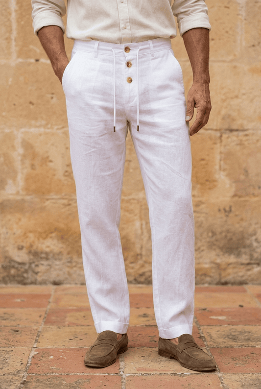 Volledig beeld van de Julien linnen broek in beige, van voren gezien, met nette plooien en trekkoord.