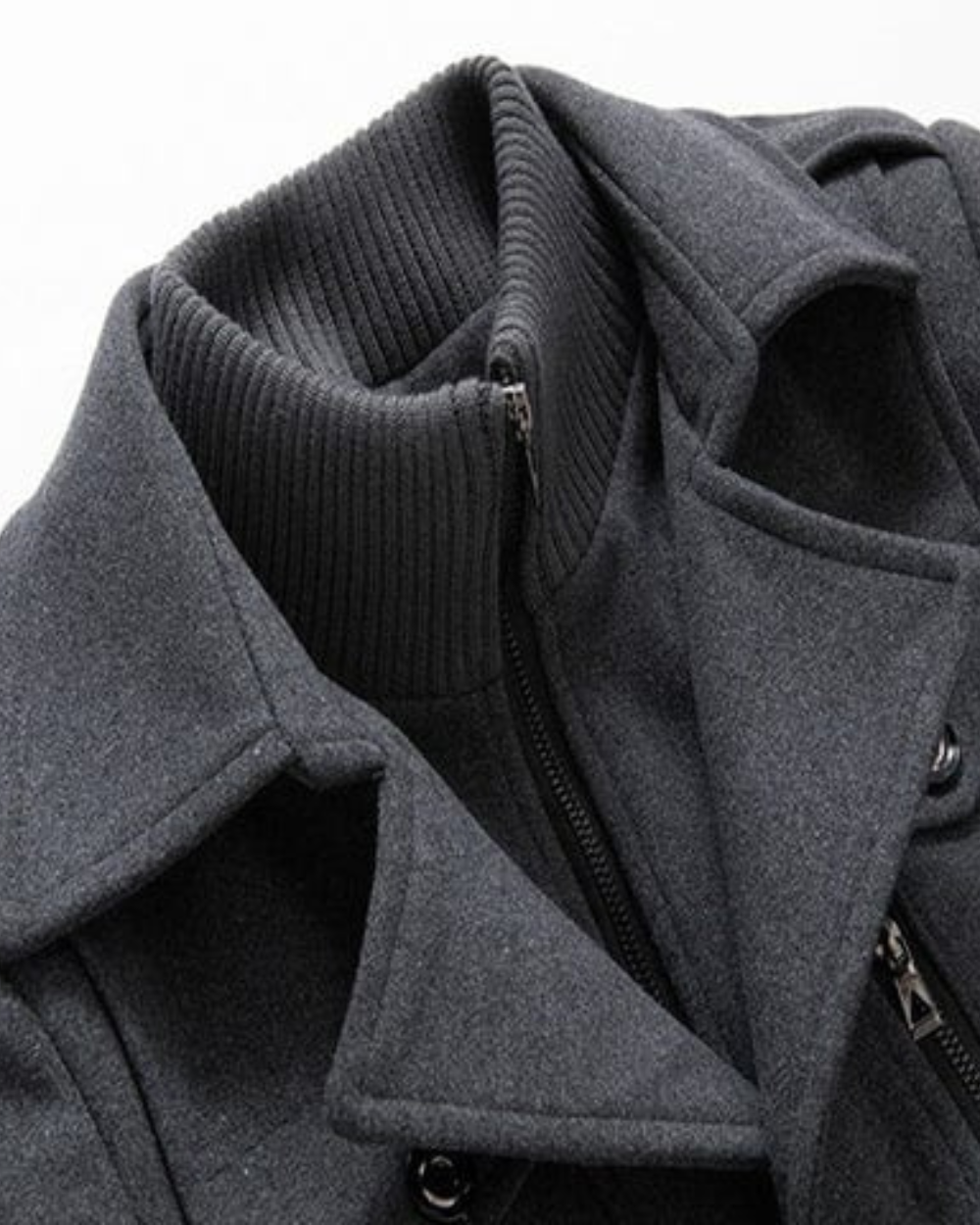 Model draagt de Jurgen winterjas in een stedelijke omgeving, accentueert de tijdloze stijl en functionaliteit.