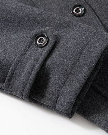 Achteraanzicht van de zwarte heren winterjas, met aandacht voor de nette afwerking en de split.