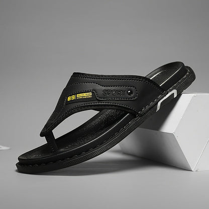 Bovenaanzicht van de Kael antislip herensandalen, met de tenenband die zorgt voor een stevige pasvorm.