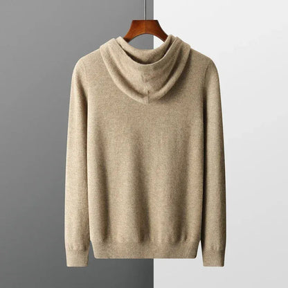 Close-up van de fijne gebreide textuur van de oat-kleurige merinowollen hoodie.