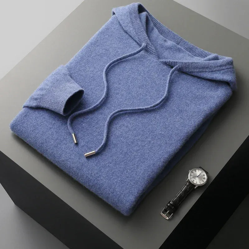 Detailopname van de capuchon met trekkoord op de sage-kleurige merinowollen hoodie.
