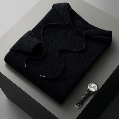 Close-up van de geribbelde manchet van de zwarte merinowollen hoodie, met aandacht voor detail.